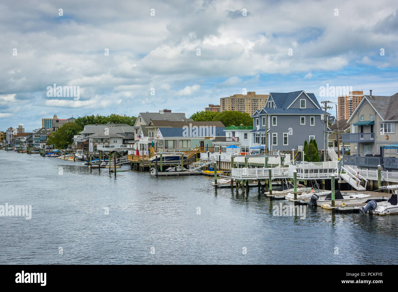 Häuser entlang der Intracoastal Waterway in Ventnor City, New Jersey. Stockfoto