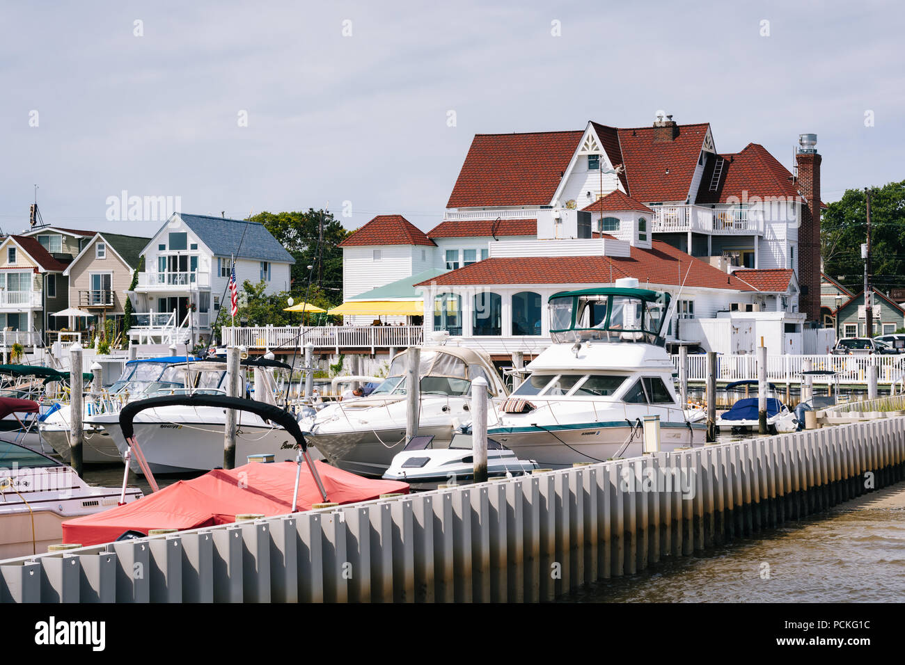 Marina und Häuser in Somers Point, New Jersey Stockfoto