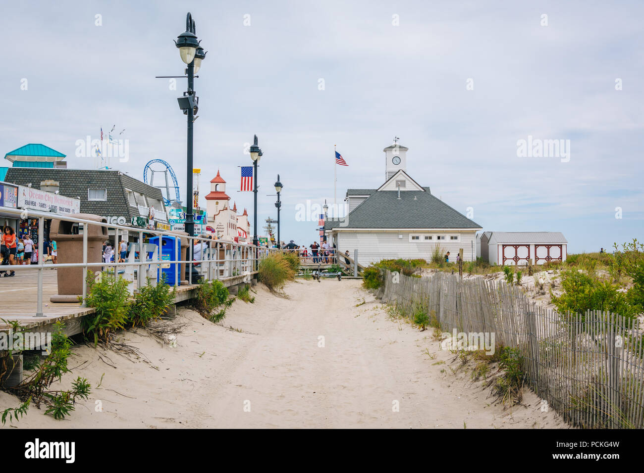 Sanddünen und der Strandpromenade in Ocean City, New Jersey. Stockfoto