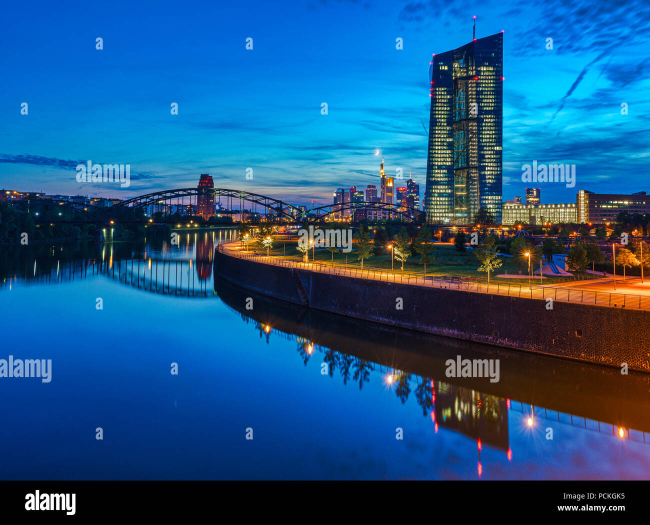 Europäische Zentralbank, EZB, bei Dämmerung vor der beleuchteten Skyline, Kreisverkehr am Osthafen Brücke, Frankfurt am Main Stockfoto