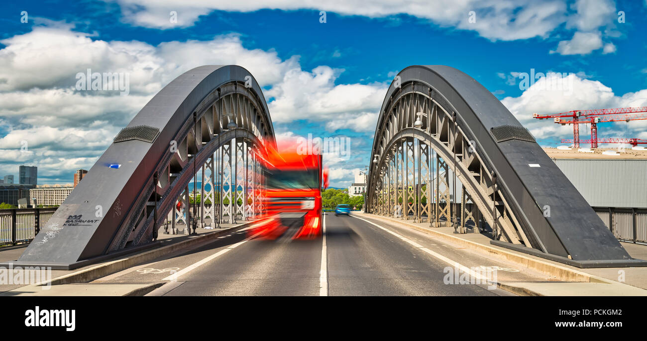 Red Bus auf der Honsellbrücke im Frankfurter Osthafen, Frankfurt am Main, Hessen, Deutschland Stockfoto