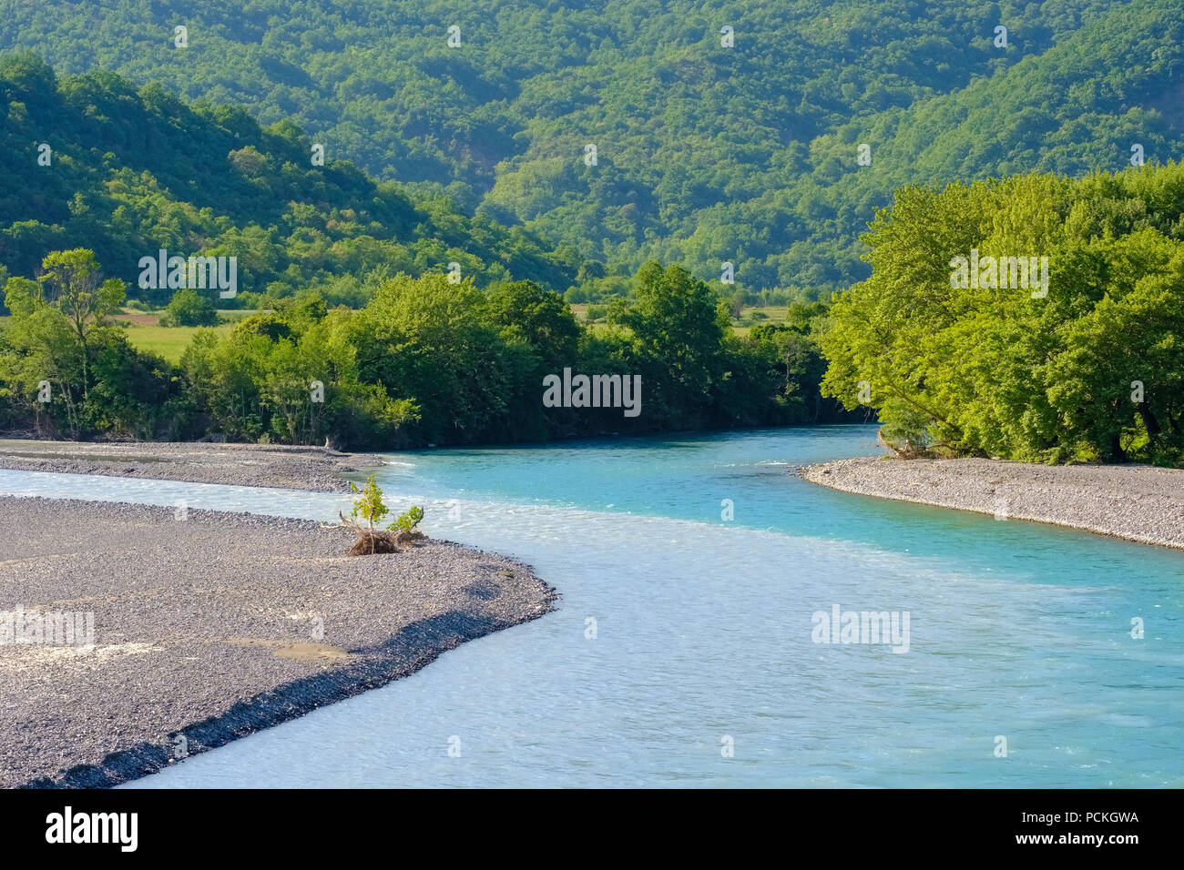 Fluss Vjosa, Mündung des Sarandaporos, Grenzgebiet zu Griechenland, Qar Gjirokastra, Gjirokastër, Albanien Stockfoto