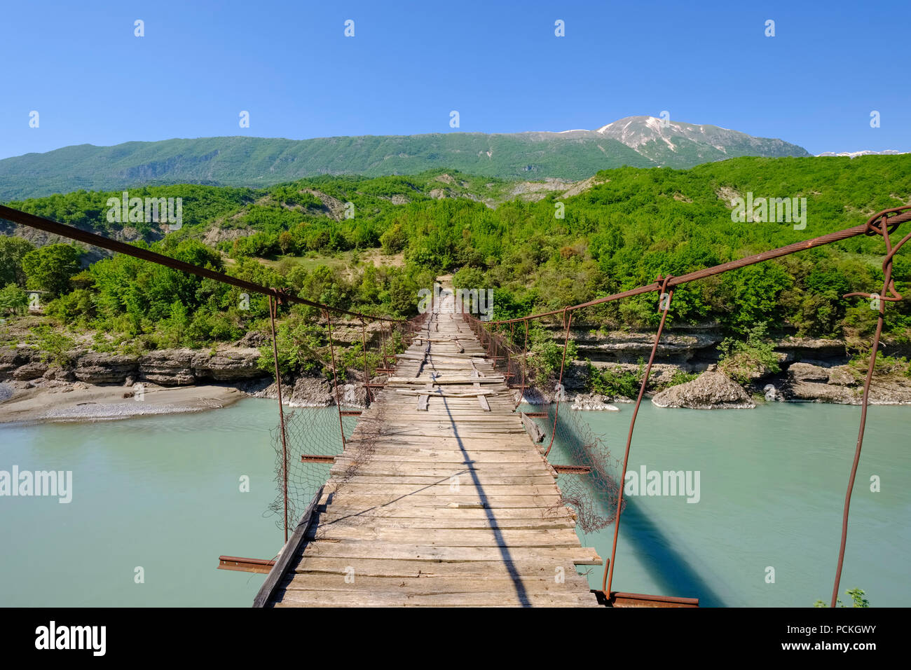 Alte Hängebrücke über den Fluss Vjosa, obere Vjosa Tal, in der Nähe von Nemërçka Çarçovë, Berge, Gjirokastra Bezirk Stockfoto