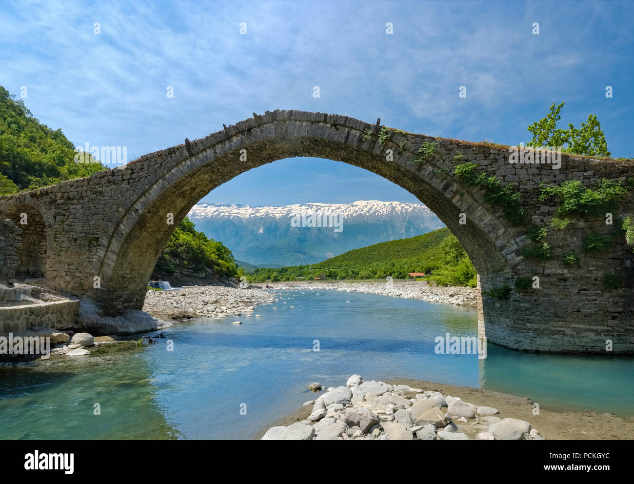 Osmanische Steinbogenbrücke Ura e Kadiut, Fluss, in der Nähe von Lengaricë Lengarica, Permet, Nationalpark Hotova-Dangell, Qar Gjirokastra Stockfoto