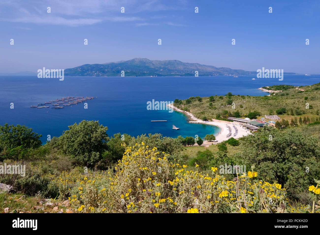 Küste mit Strand Gjiri ich Hartes, hinter der griechischen Insel Korfu, Nationalpark Butrint, zwischen Ksamil Saranda Saranda und, Stockfoto