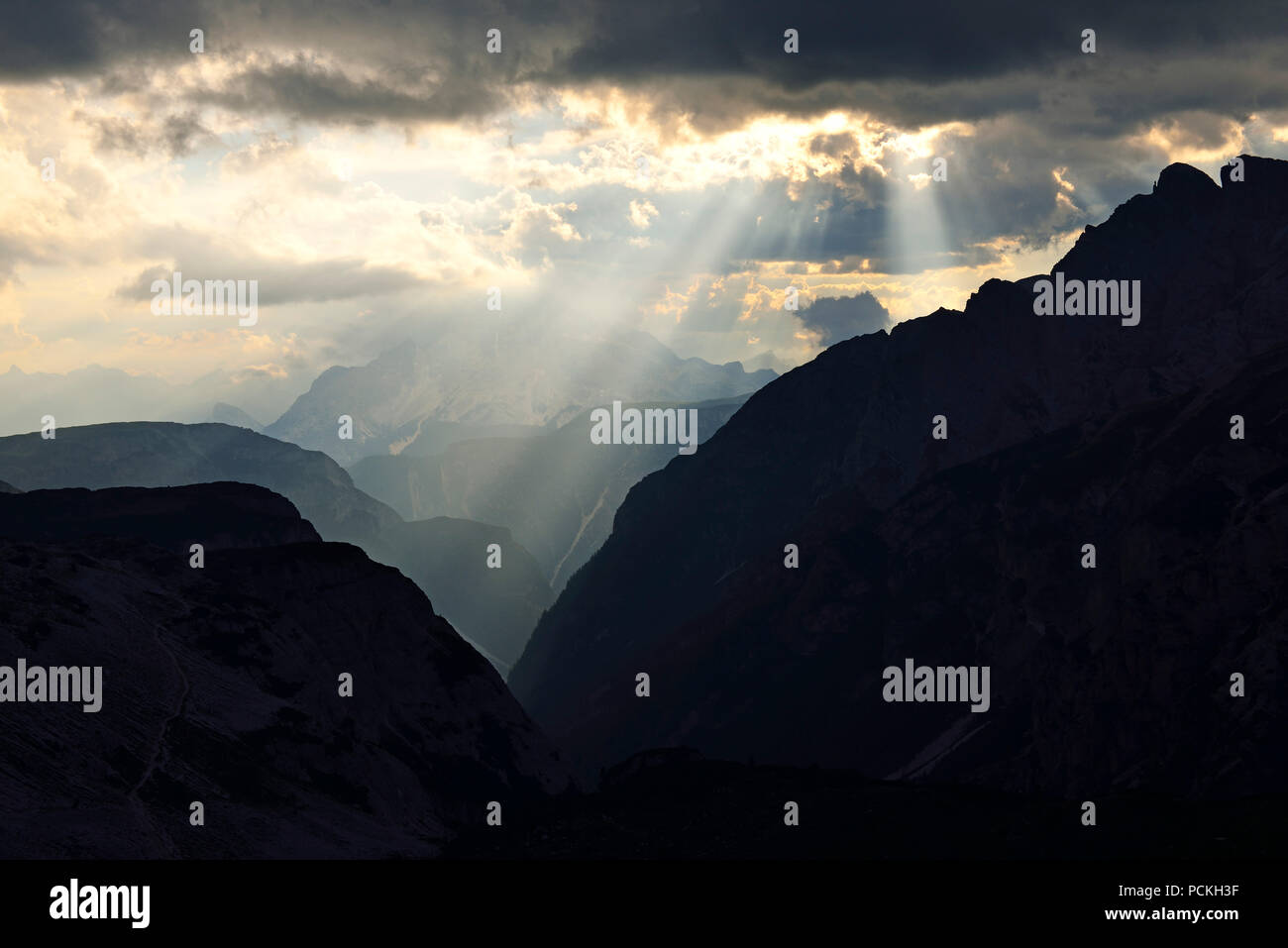 Berg silhuette, Sonnenstrahlen scheint durch Gewitterwolken, Lange Alm, Drei Zinnen von Lavaredo, Sextner Dolomiten Stockfoto