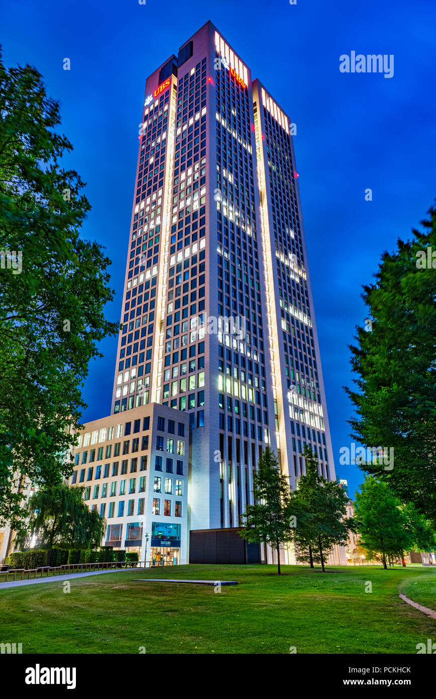 Opera Tower in der Blauen Stunde, Westend, Frankfurt am Main, Hessen, Deutschland Stockfoto