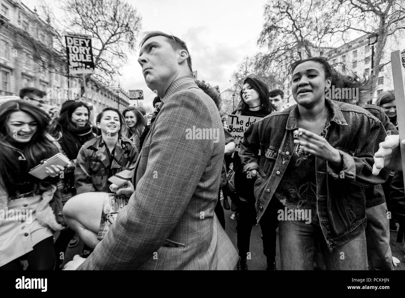 Junge Menschen an einer Demonstration gegen die konservative (Tory) Regierung, Whitehall, London, UK Stockfoto