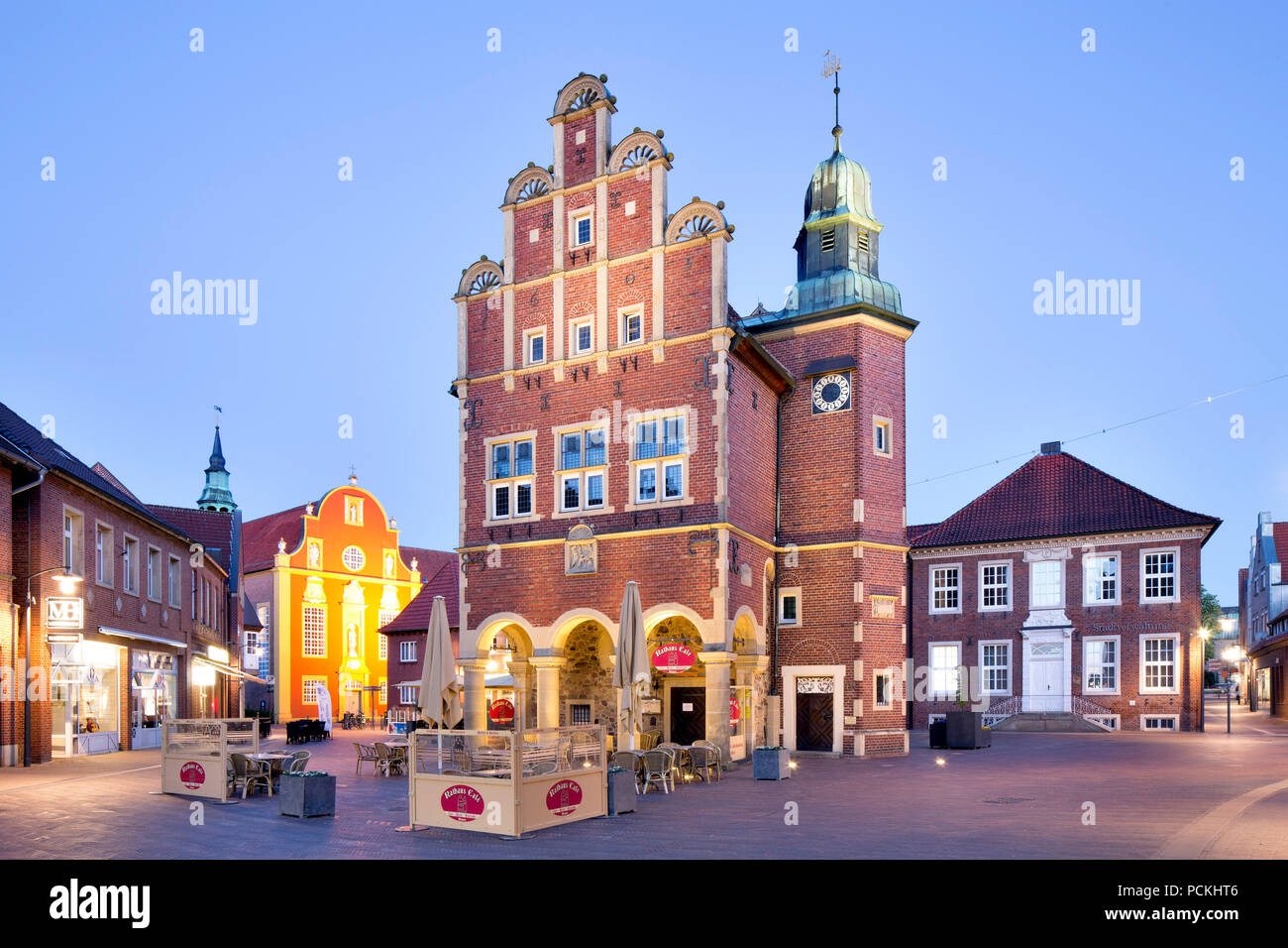 Historische Rathaus der Stadt Meppen mit Münsterland Stufengiebel in der Dämmerung, Meppen, Emsland, Niedersachsen, Deutschland Stockfoto