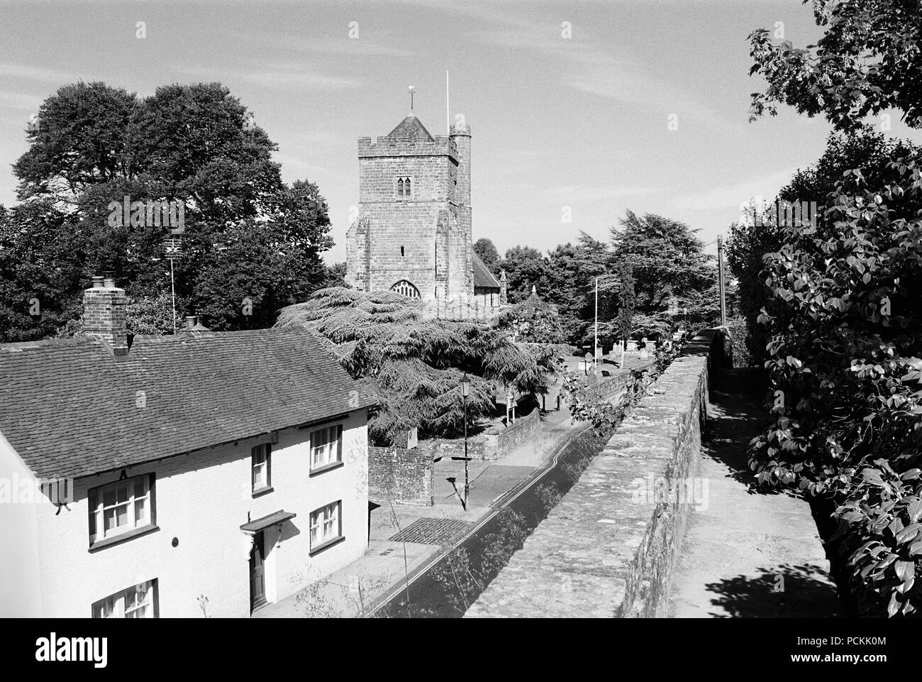 Die High Street und St. Mary's Church an der Schlacht, UK, gesehen von den Wänden der Schlacht Klosteranlage im Sommer. Stockfoto