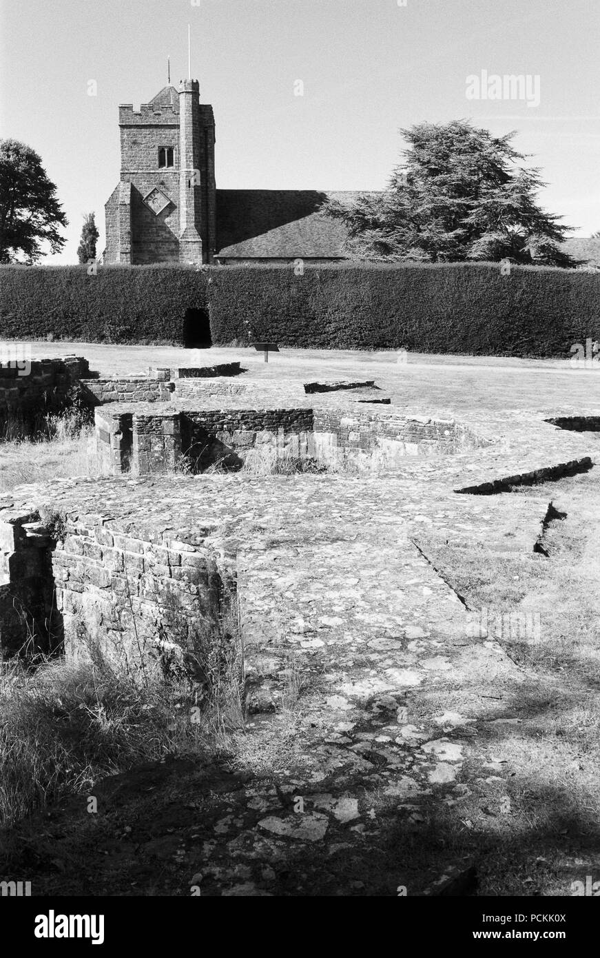 Bleibt der Teil der Battle Abbey, East Sussex, UK, mit der Kirche St. Mary außerhalb der Anlage im Hintergrund Stockfoto