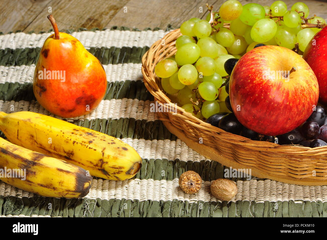 Brasilianische tropische Früchte auf dem Tisch Stockfoto