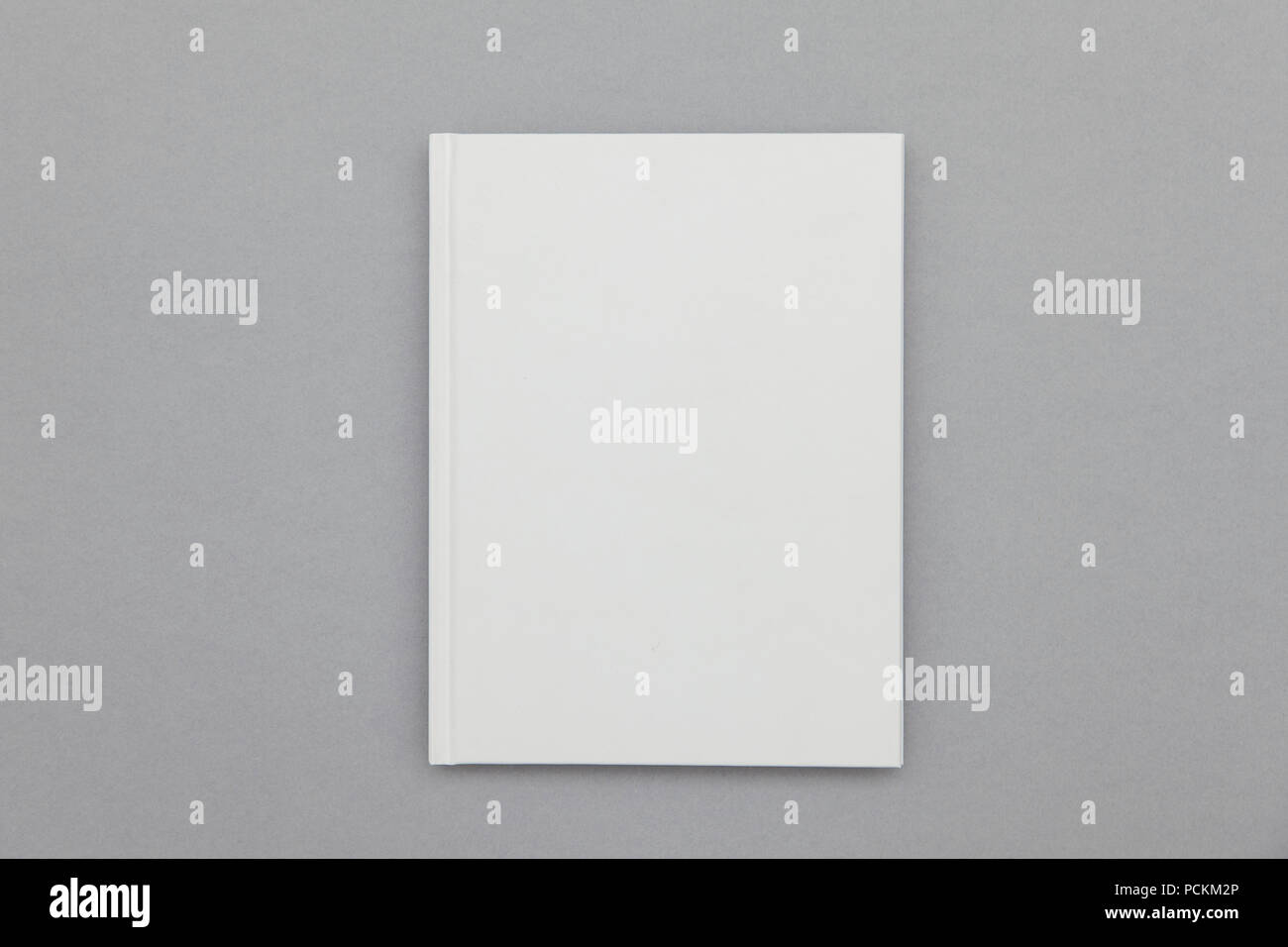 Einbanddecke mockup. White Book auf grauem Hintergrund Stockfoto