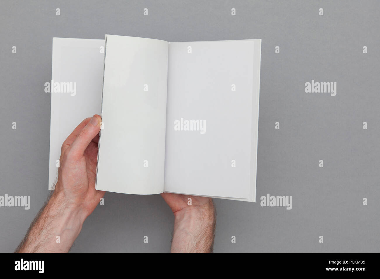 Buchen Sie mockup. Männliche Hand leer Buchen. Stockfoto
