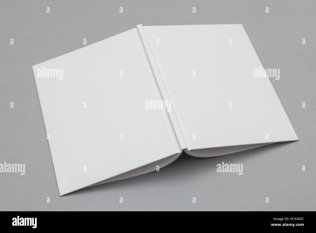 Hardcover Buch mockup. White Book auf grauem Hintergrund Stockfoto