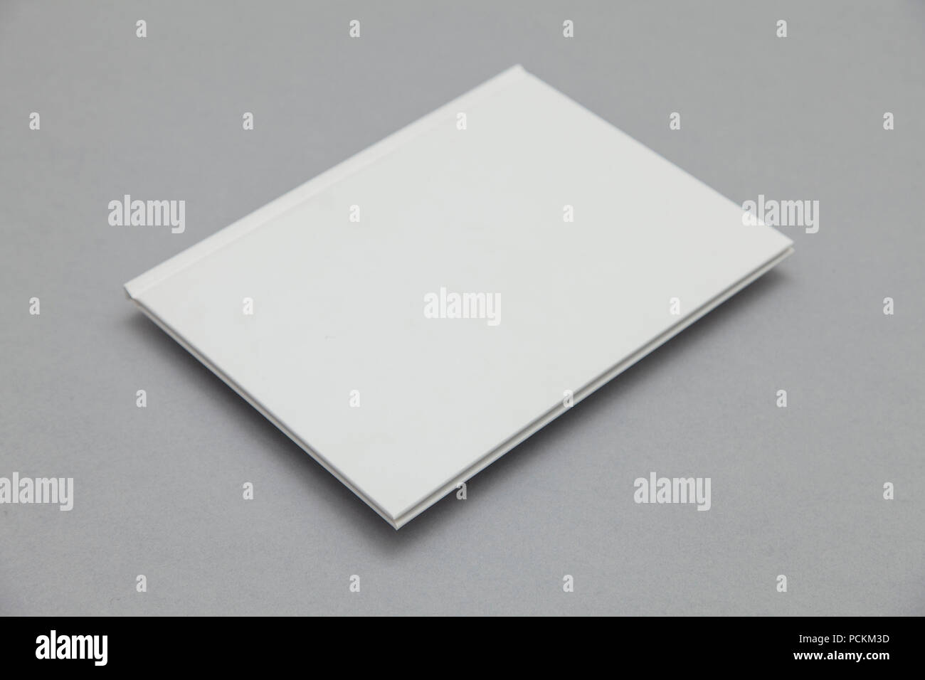 Einbanddecke mockup. White Book auf grauem Hintergrund Stockfoto