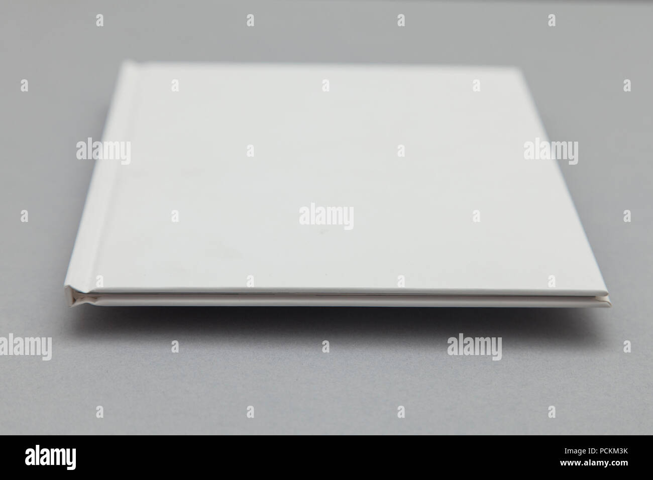 Einbanddecke mockup. White Book auf grauem Hintergrund Stockfoto