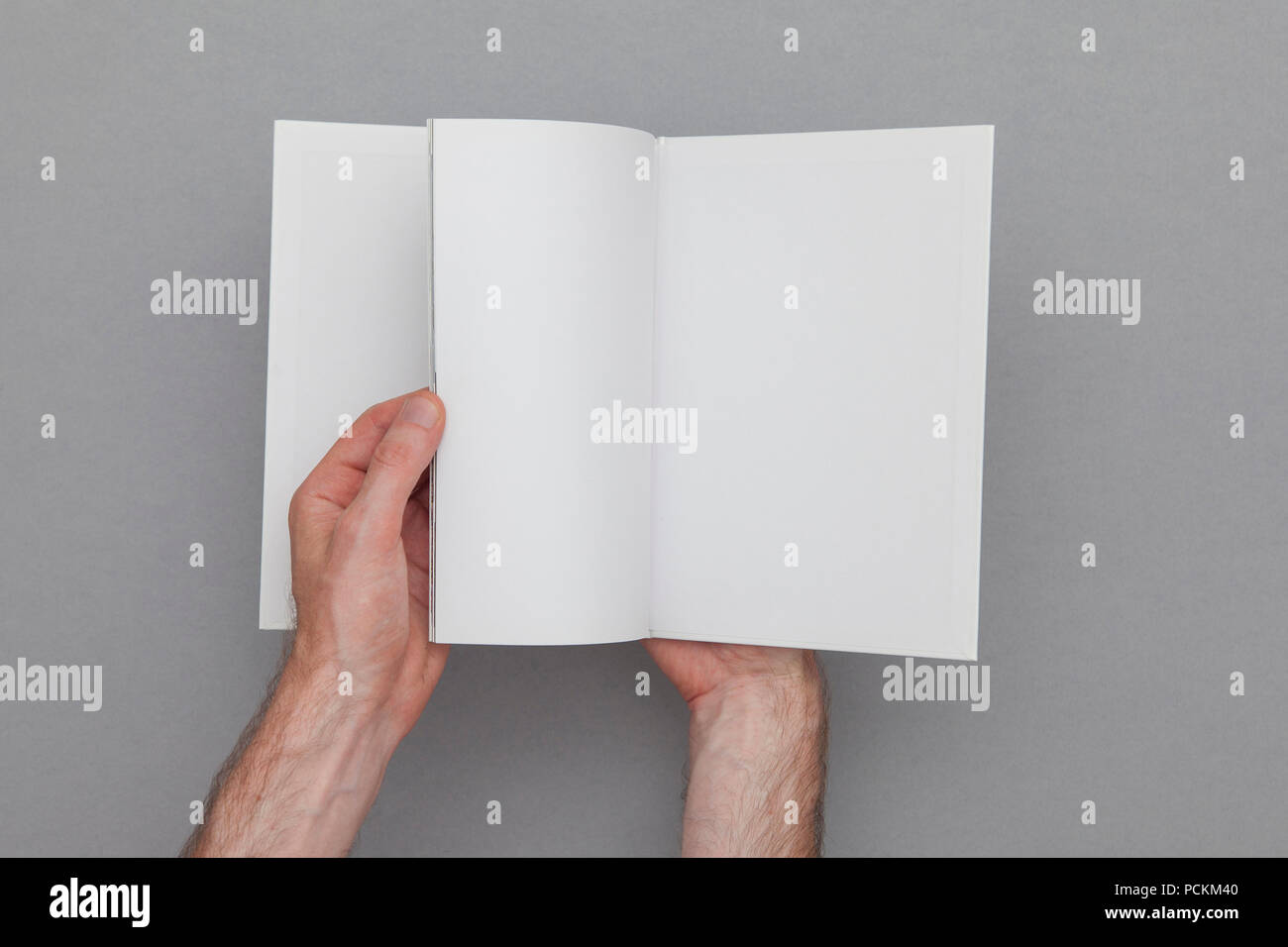 Buchen Sie mockup. Männliche Hand leer Buchen. Stockfoto