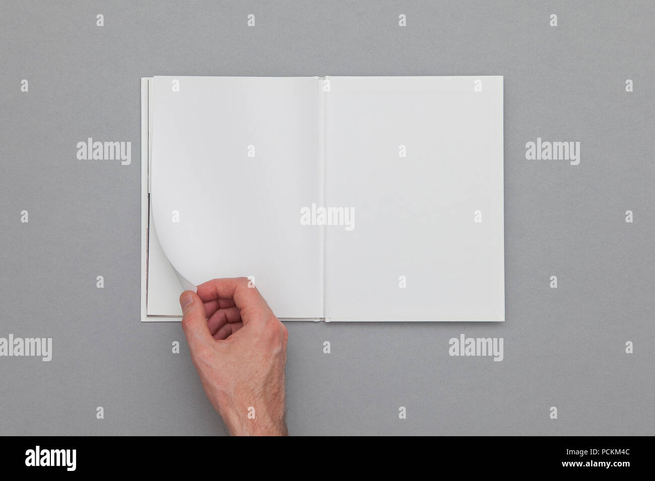 Buchen Sie mockup. Männliche Hand leer Buchen. Stockfoto
