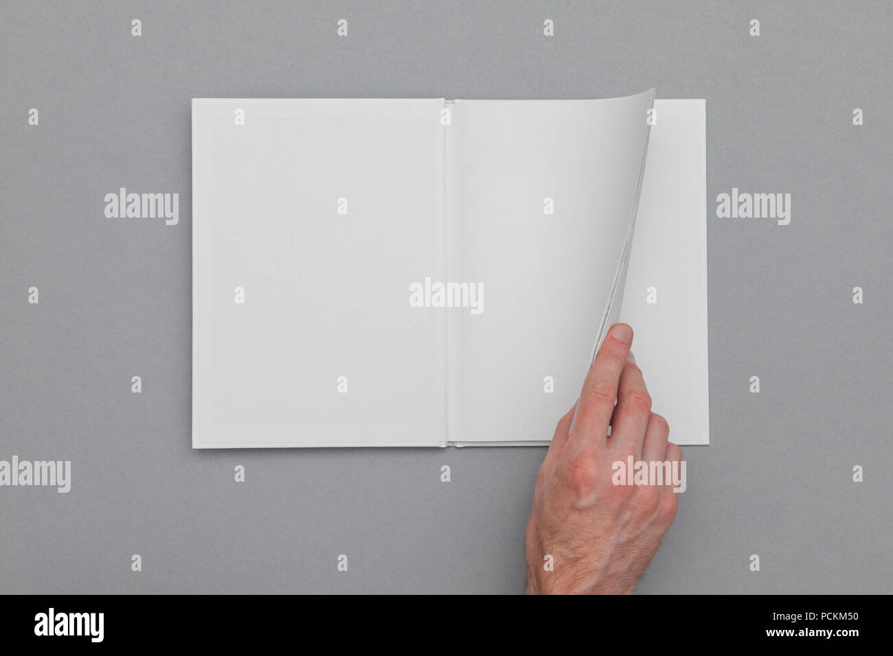 Buchen Sie mockup. Männliche Hand leer Buchen. Stockfoto