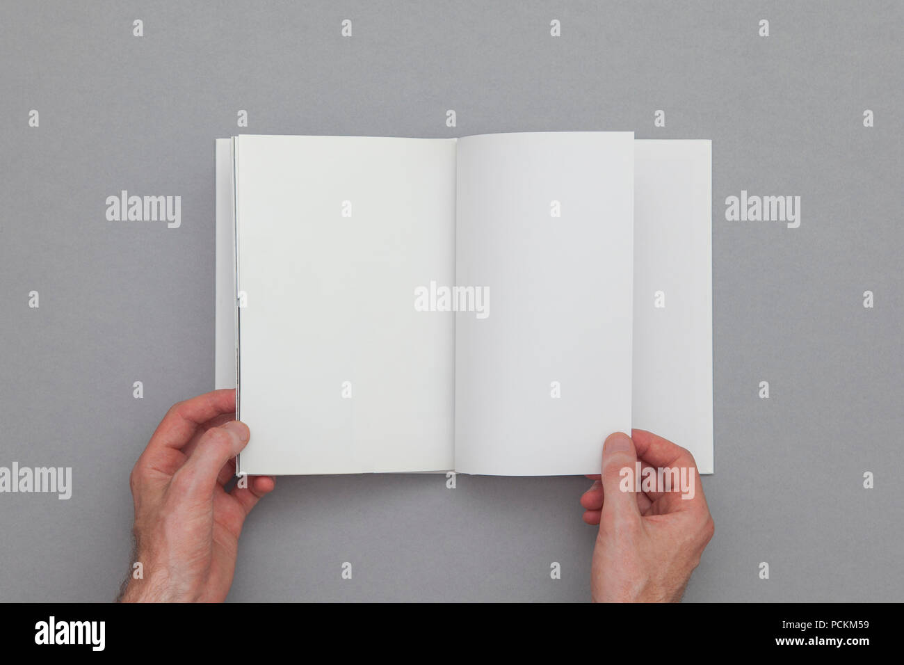 Buchen Sie mockup. Männliche Hand leer Buchen. Stockfoto