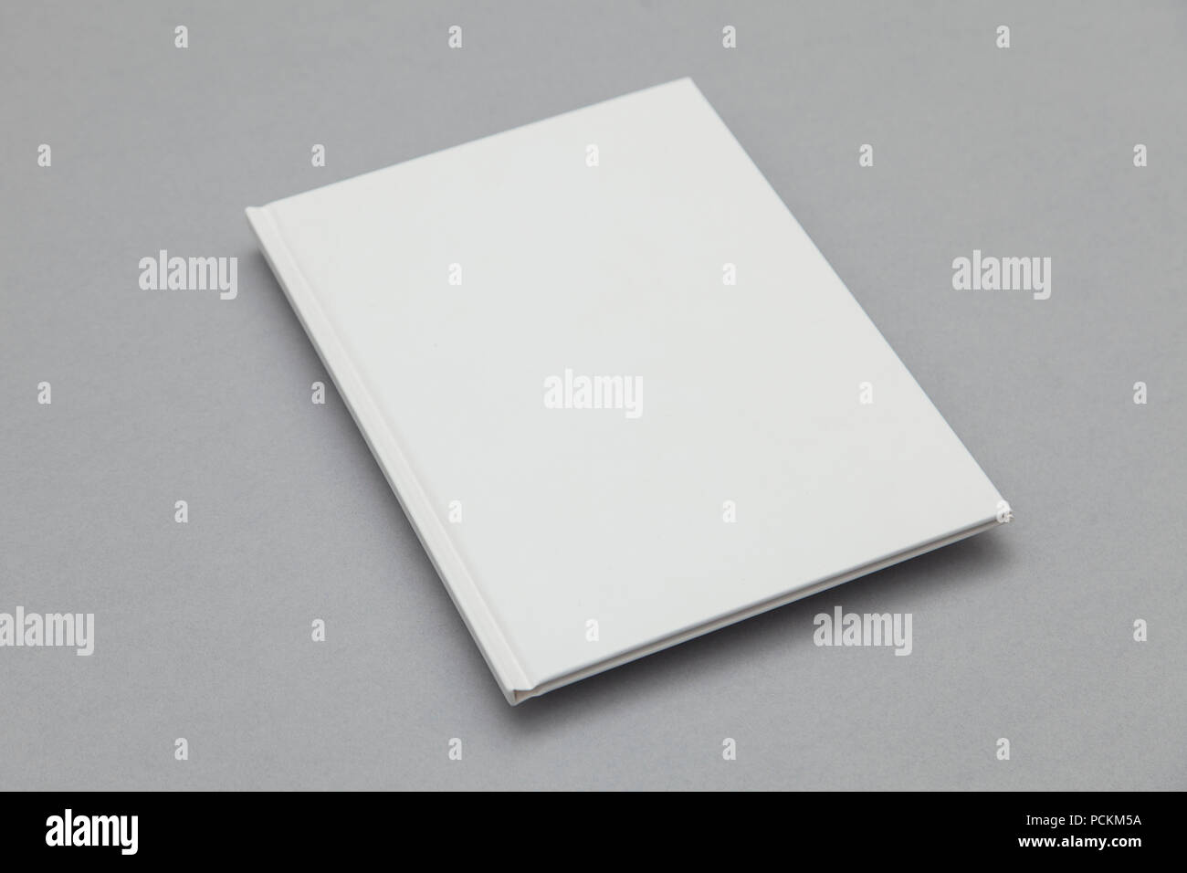 Einbanddecke mockup. White Book auf grauem Hintergrund Stockfoto