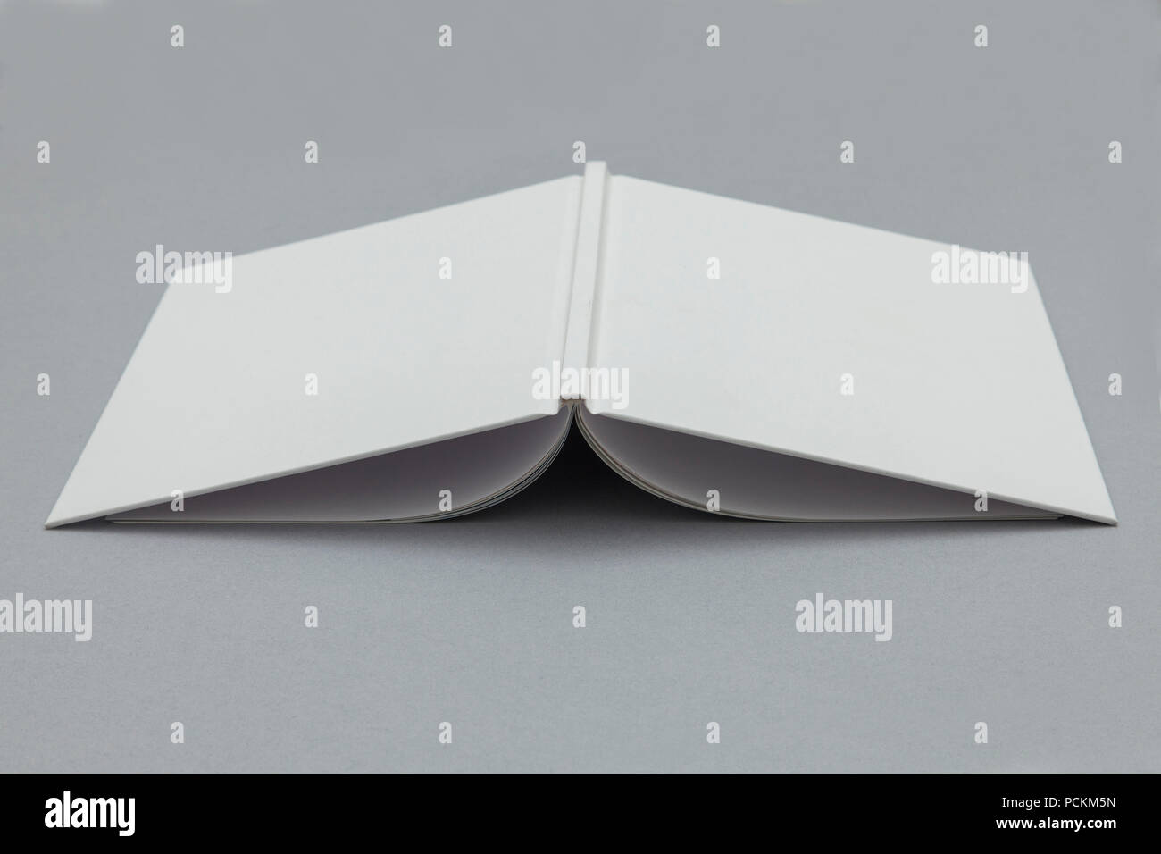 Hardcover Buch mockup. White Book auf grauem Hintergrund Stockfoto