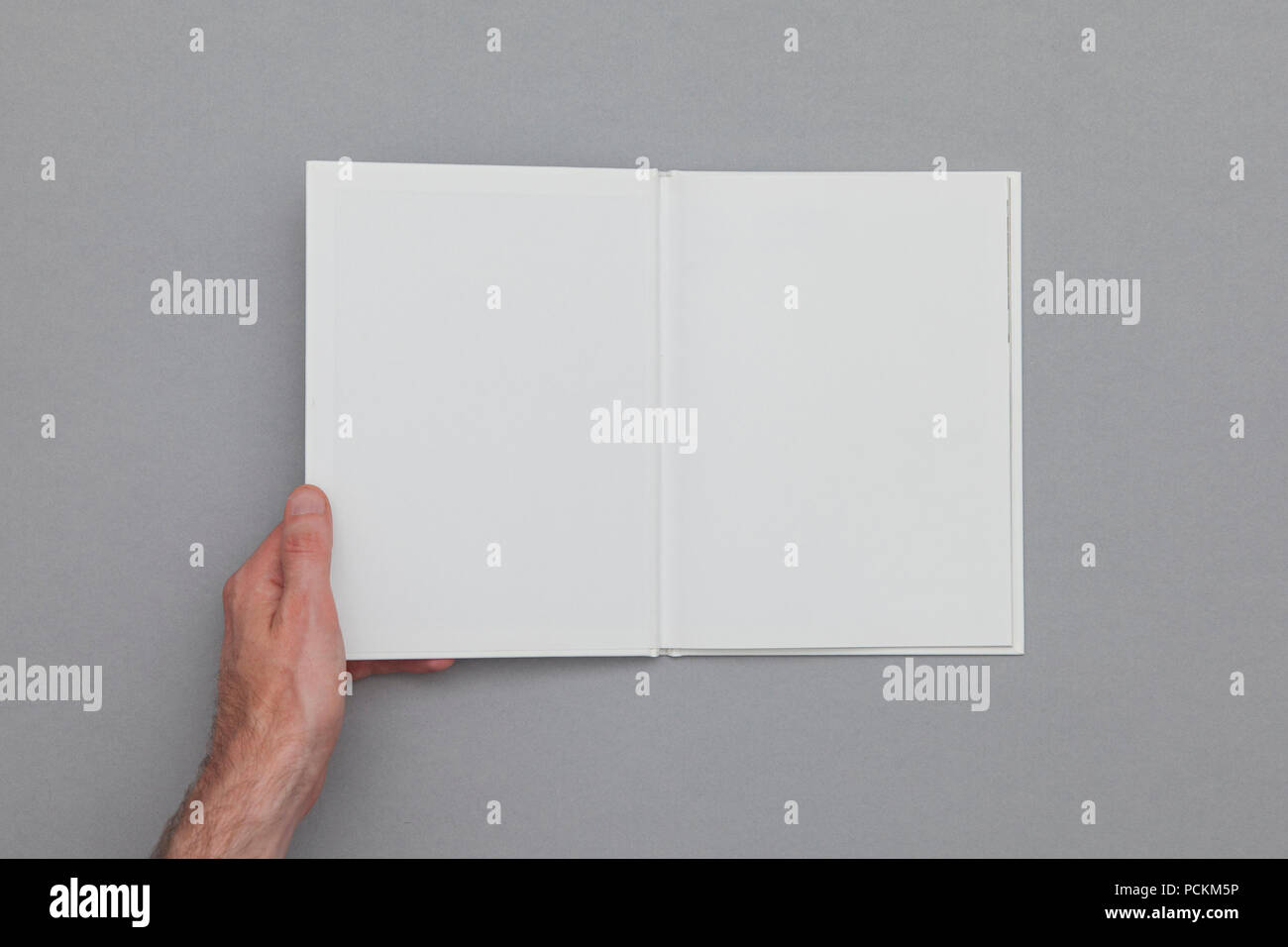 Buchen Sie mockup. Männliche Hand leer Buchen. Stockfoto