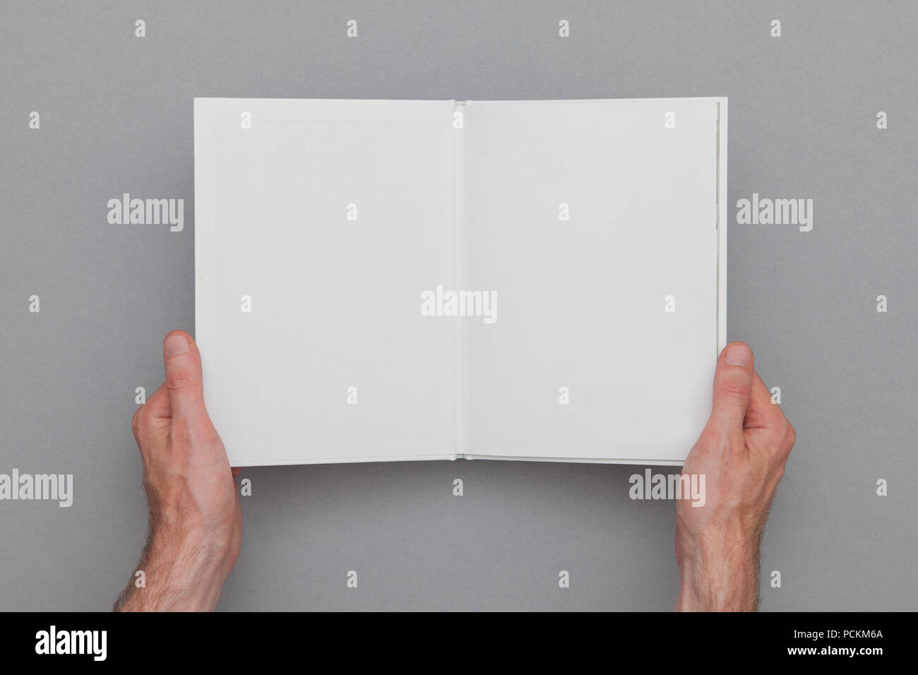Buchen Sie mockup. Männliche Hand leer Buchen. Stockfoto