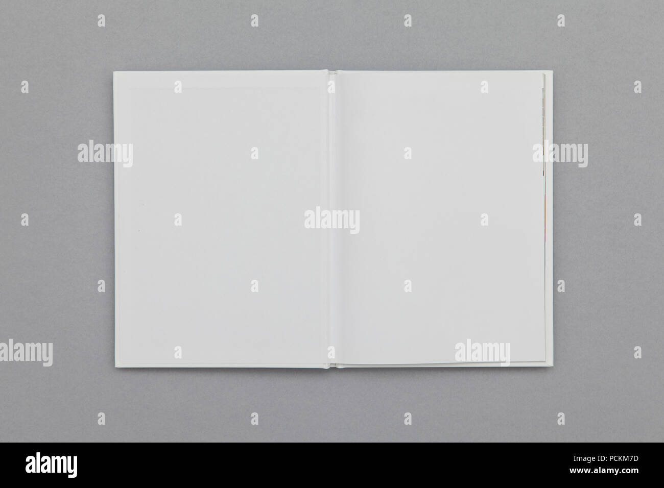 Hardcover Buch mockup. White Book auf grauem Hintergrund Stockfoto