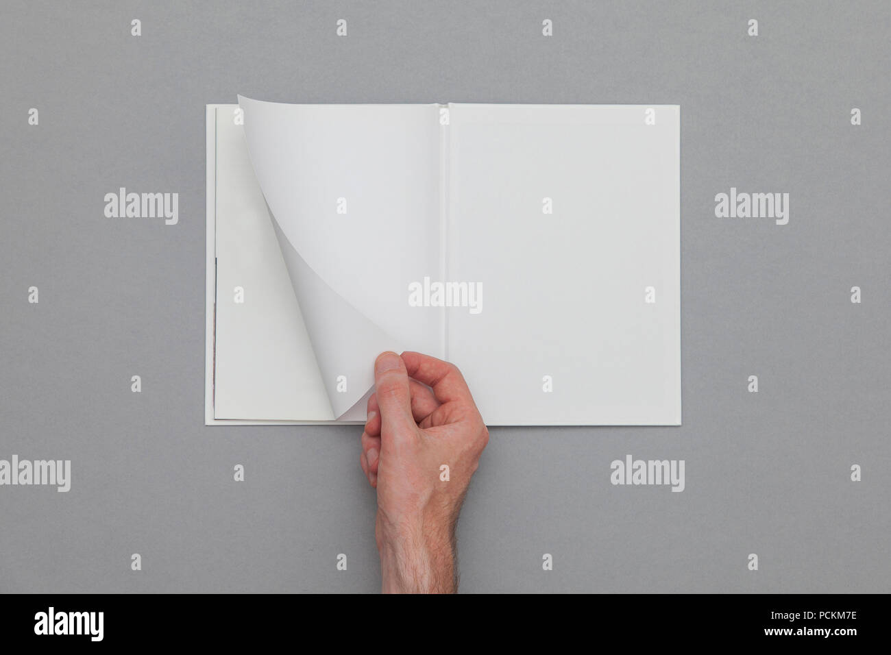 Buchen Sie mockup. Männliche Hand leer Buchen. Stockfoto