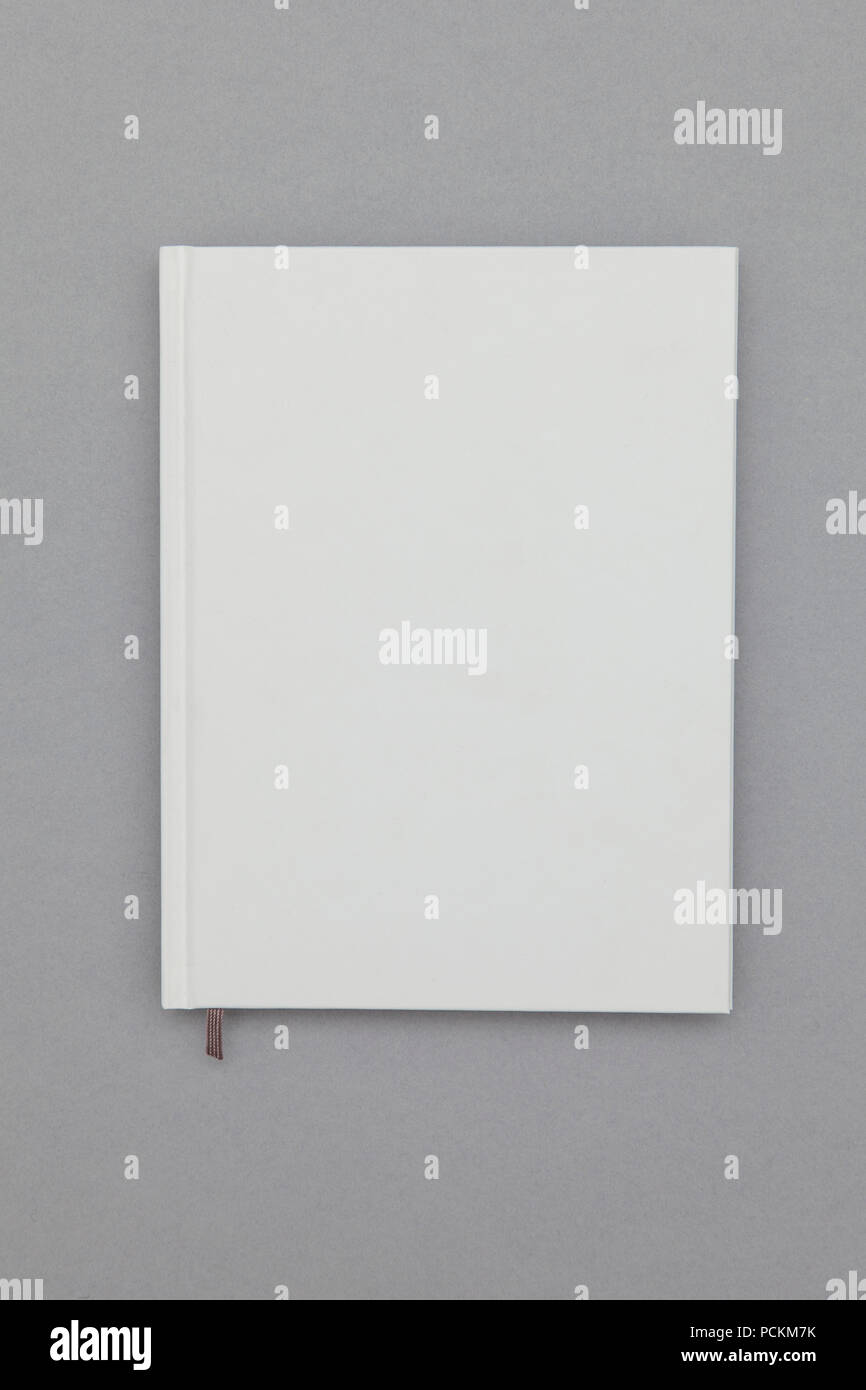 Einbanddecke mockup. White Book auf grauem Hintergrund Stockfoto