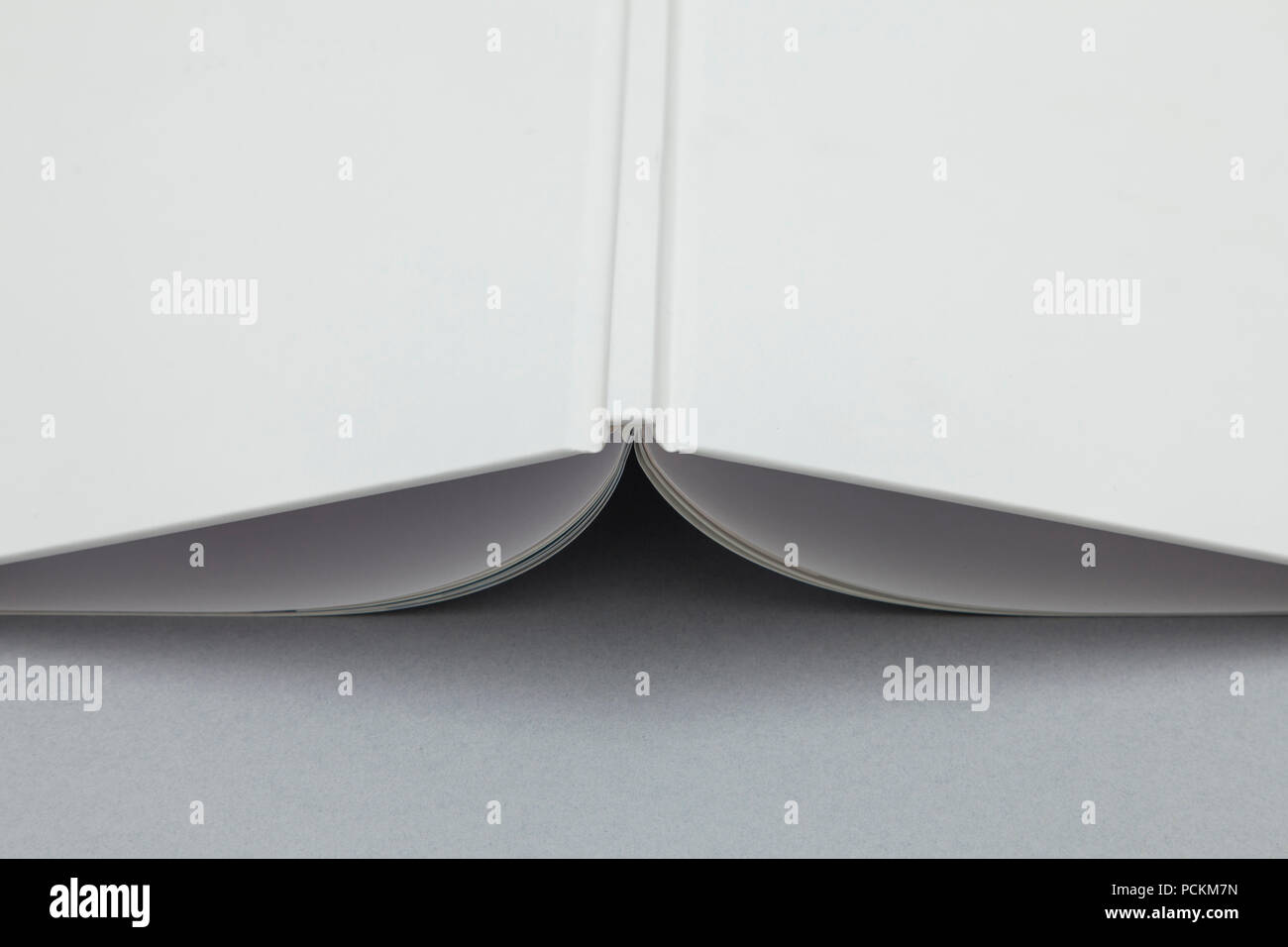 Hardcover Buch mockup. White Book auf grauem Hintergrund Stockfoto