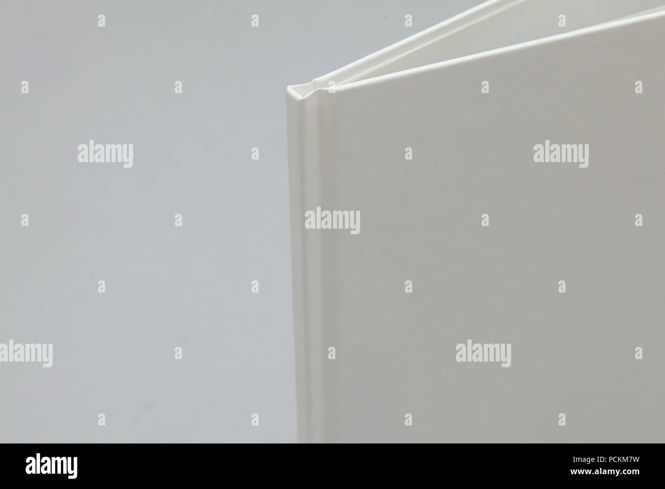 Hardcover Buch mockup. White Book auf grauem Hintergrund Stockfoto