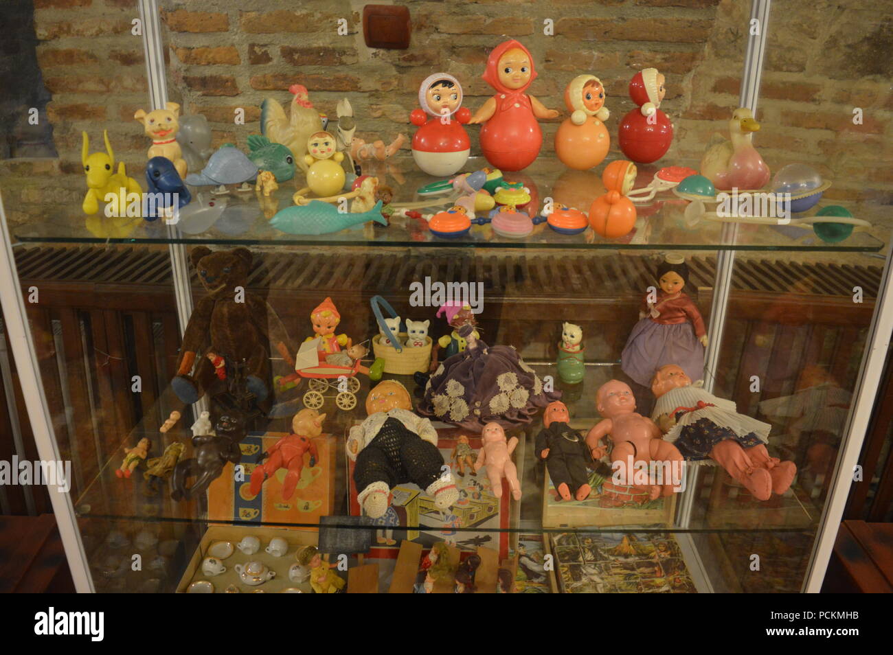 Altes Spielzeug auf Anzeige im Museum Stockfoto