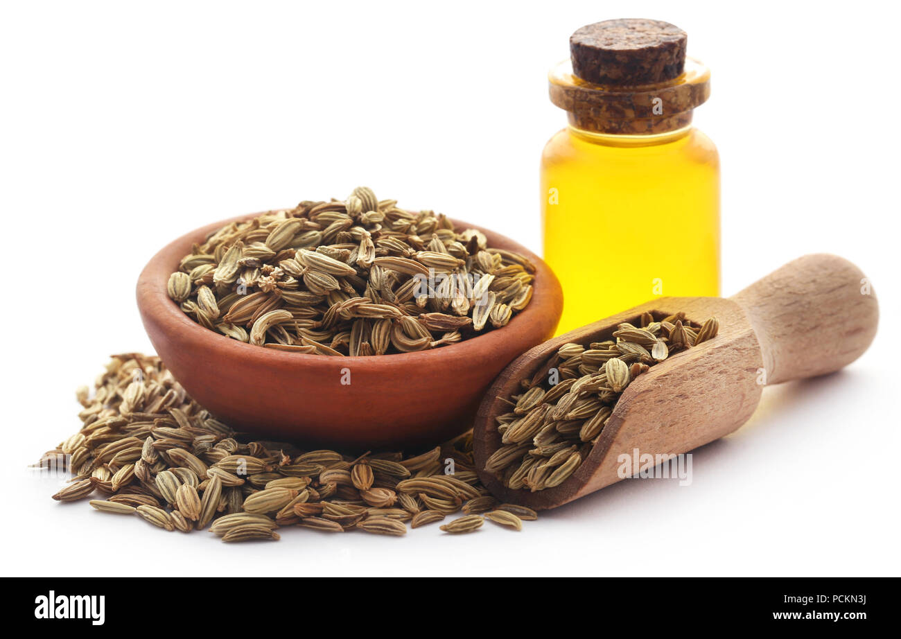 Fenchel Samen mit ätherischen Öl in eine Flasche mit weißem Hintergrund Stockfoto