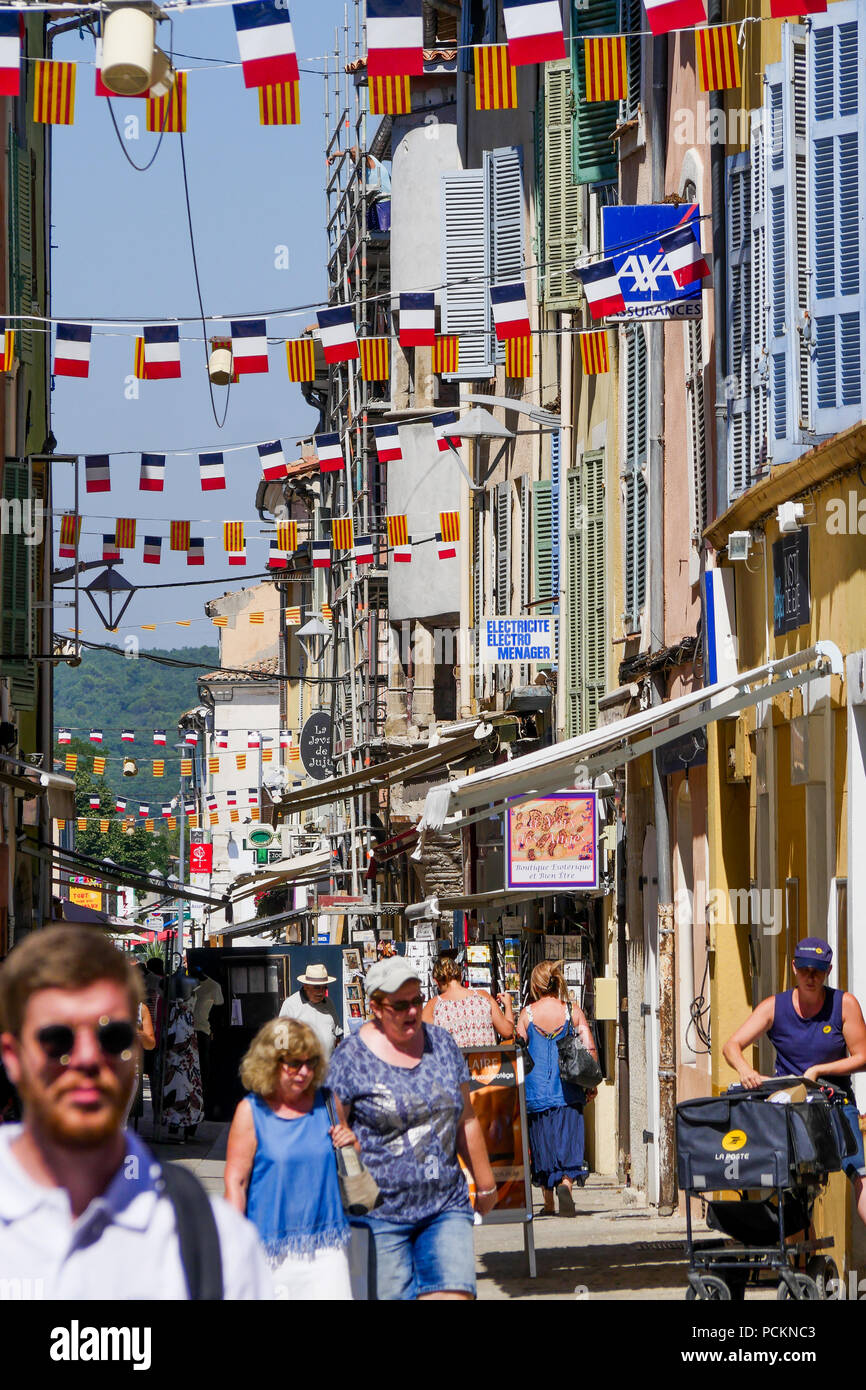 Fußgängerzone insgesamt mit Fahnen gekleidet, Saint-Maximin-la Sainte-Baume, Var, Frankreich Stockfoto