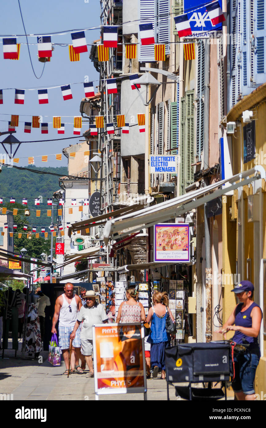 Fußgängerzone insgesamt mit Fahnen gekleidet, Saint-Maximin-la Sainte-Baume, Var, Frankreich Stockfoto