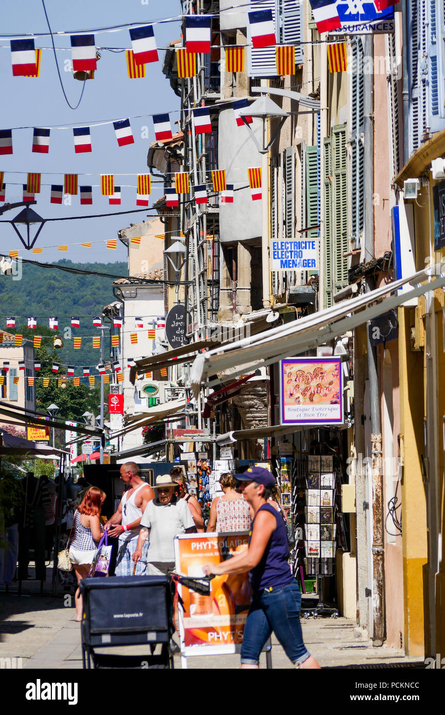 Fußgängerzone insgesamt mit Fahnen gekleidet, Saint-Maximin-la Sainte-Baume, Var, Frankreich Stockfoto