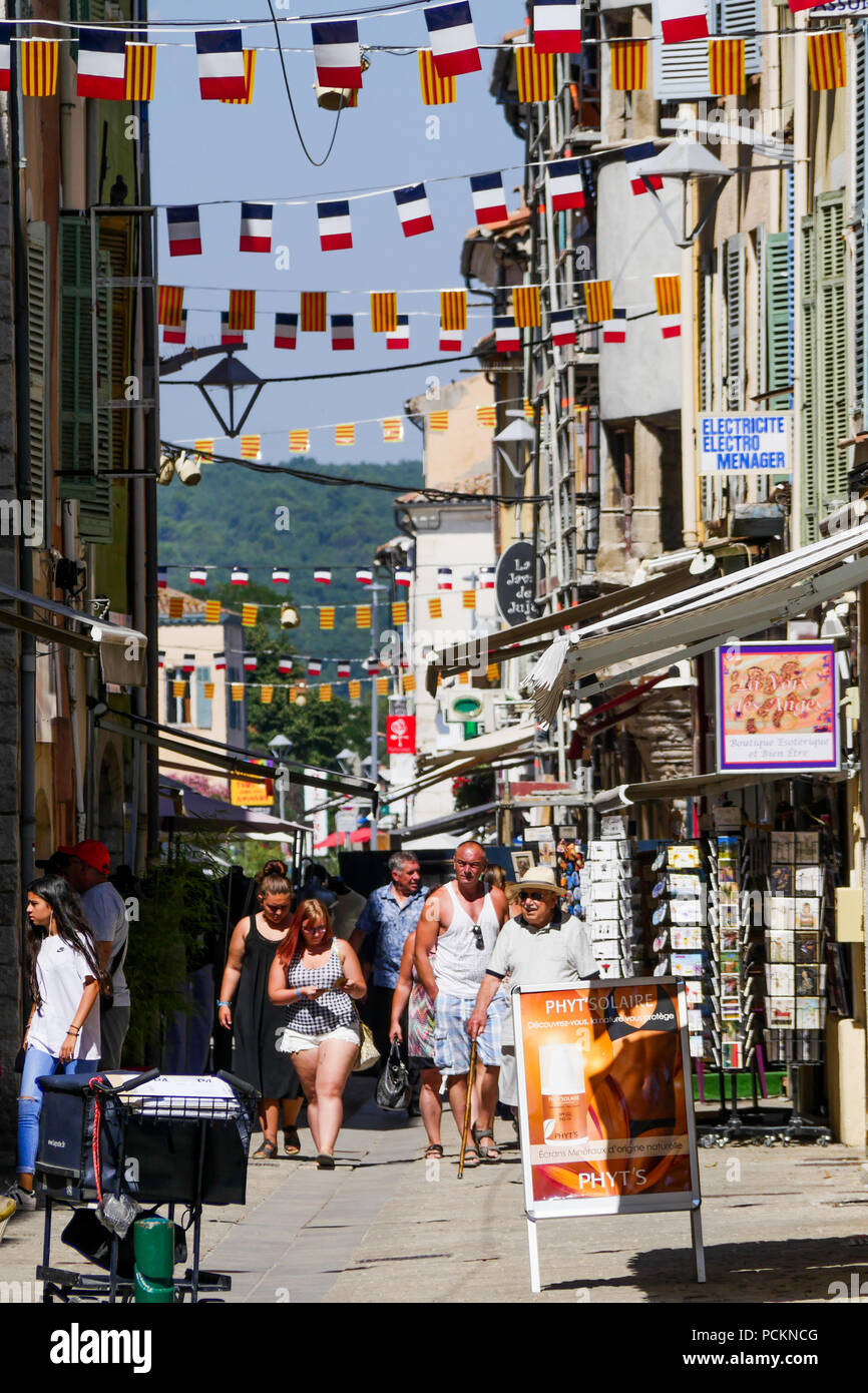 Fußgängerzone insgesamt mit Fahnen gekleidet, Saint-Maximin-la Sainte-Baume, Var, Frankreich Stockfoto