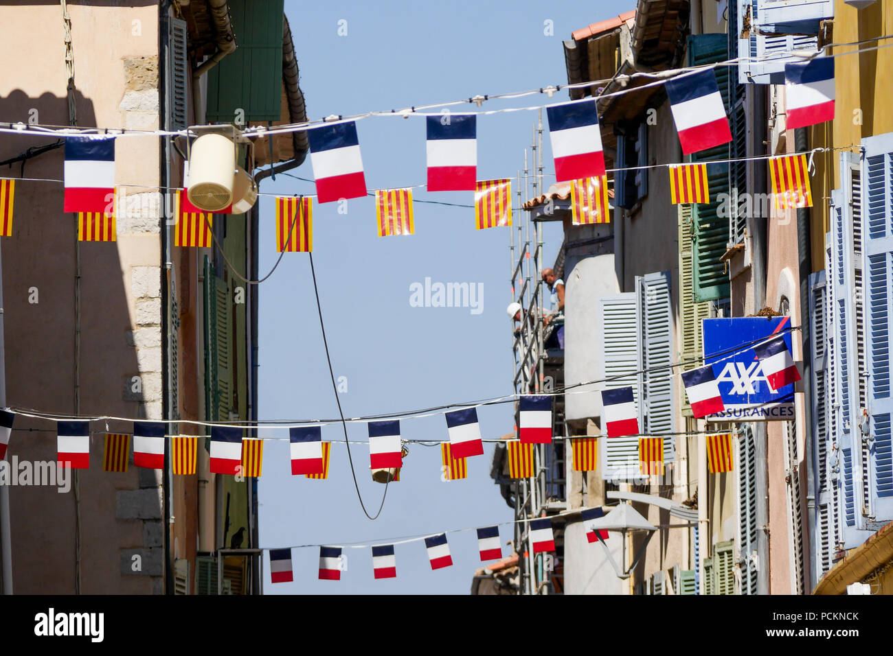 Fußgängerzone insgesamt mit Fahnen gekleidet, Saint-Maximin-la Sainte-Baume, Var, Frankreich Stockfoto