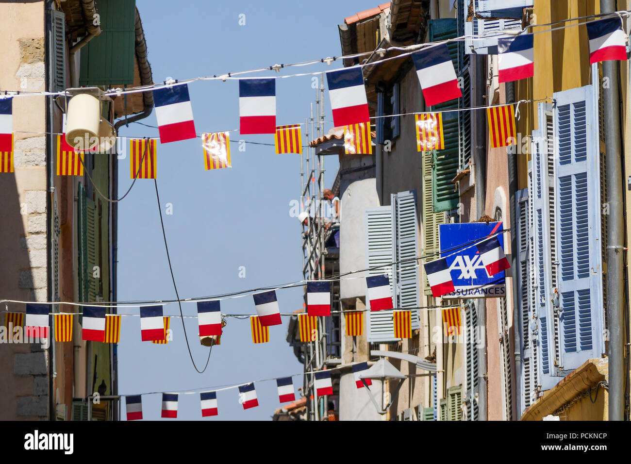 Fußgängerzone insgesamt mit Fahnen gekleidet, Saint-Maximin-la Sainte-Baume, Var, Frankreich Stockfoto