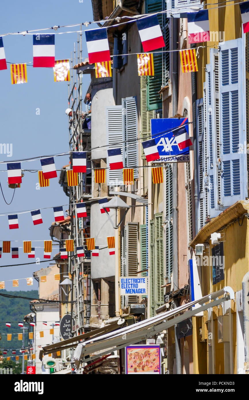 Fußgängerzone insgesamt mit Fahnen gekleidet, Saint-Maximin-la Sainte-Baume, Var, Frankreich Stockfoto