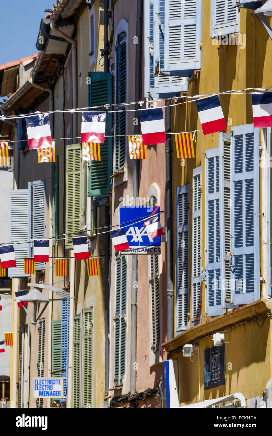 Fußgängerzone insgesamt mit Fahnen gekleidet, Saint-Maximin-la Sainte-Baume, Var, Frankreich Stockfoto