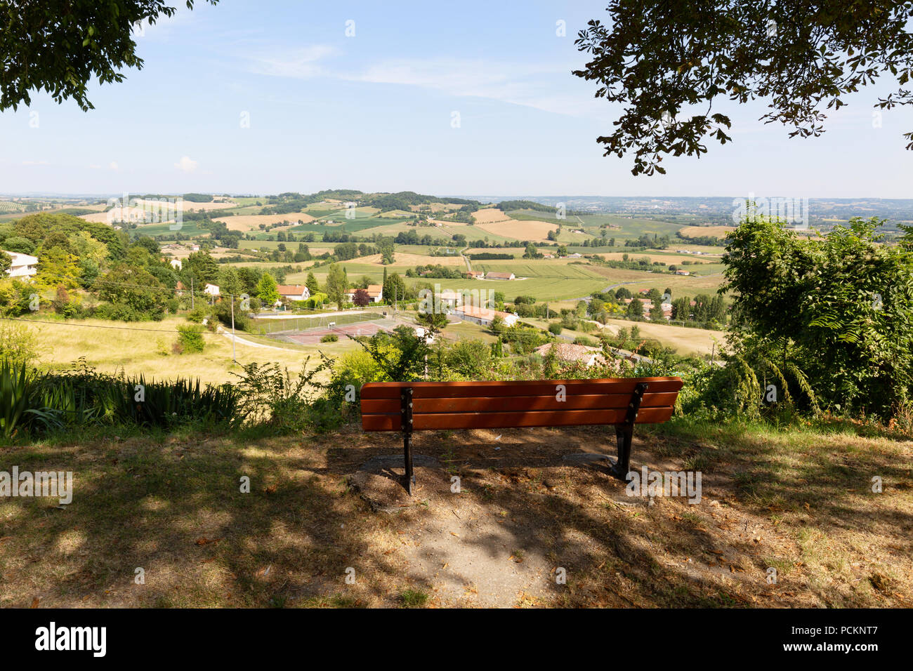 Sitzbank mit Blick auf den französischen Landschaft im Dorf Monclar, Lot-et-Garonne, Aquitaine, Frankreich, Europa Stockfoto