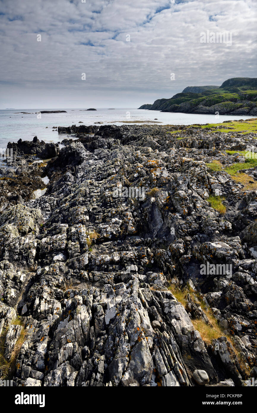 Umgedreht Sedimentgestein Schichten auf Sandaal Bay Atlantik auf die Insel Iona Inneren Hebriden Schottland Großbritannien Stockfoto