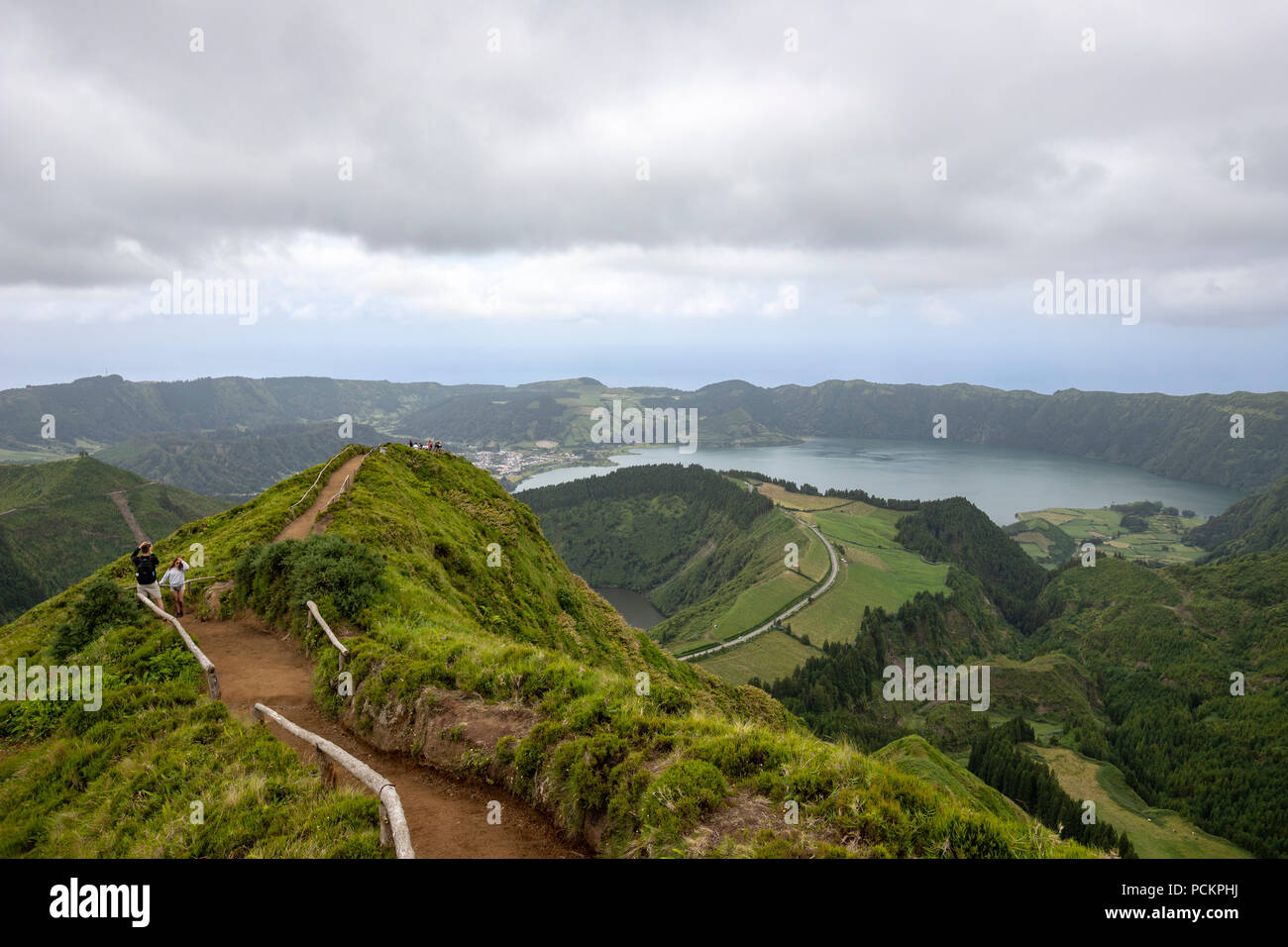 Touristen auf dem Weg zum Lagoa do Canario Miradouro, Aussichtspunkt, Fotos über Sete Cidades See. Sao Miguel, Azoren. Stockfoto