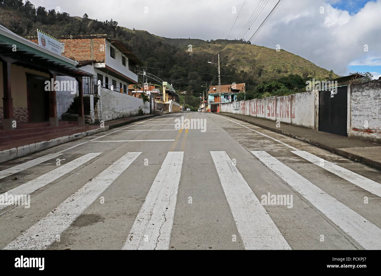 Blick hinunter die Straße im verschlafenen Stadt südlichen Ecuador Februar Stockfoto