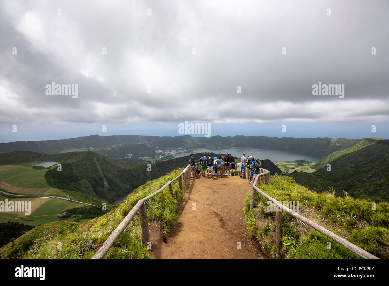 Touristen auf Lagoa do Canario Miradouro, Aussichtspunkt, und Santiago See und Teil von Sete Cidades See. Sao Miguel, Azoren. Stockfoto