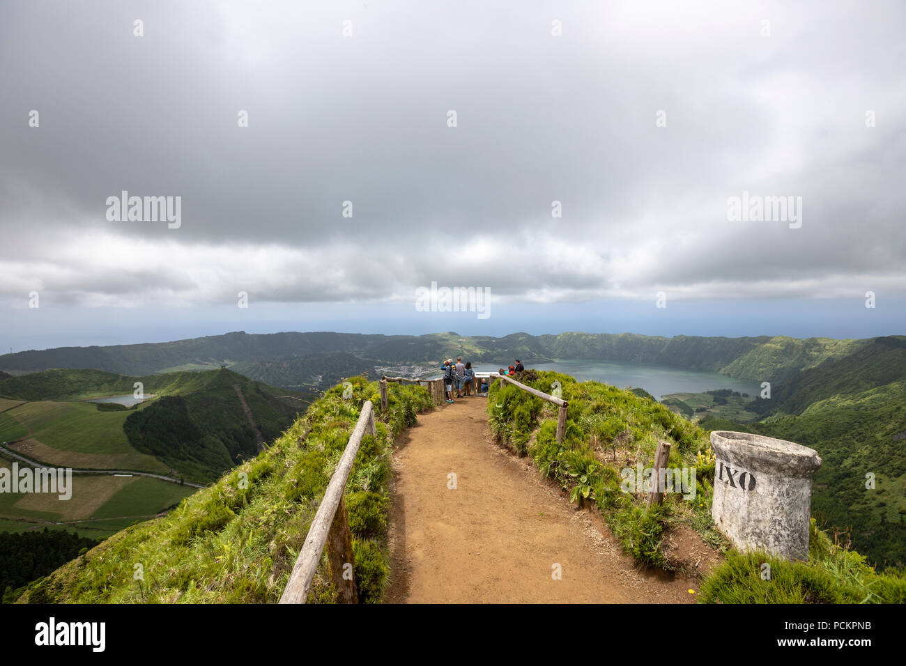 Touristen auf Lagoa do Canario Miradouro, Aussichtspunkt, und Santiago See und Teil von Sete Cidades See. Sao Miguel, Azoren. Stockfoto